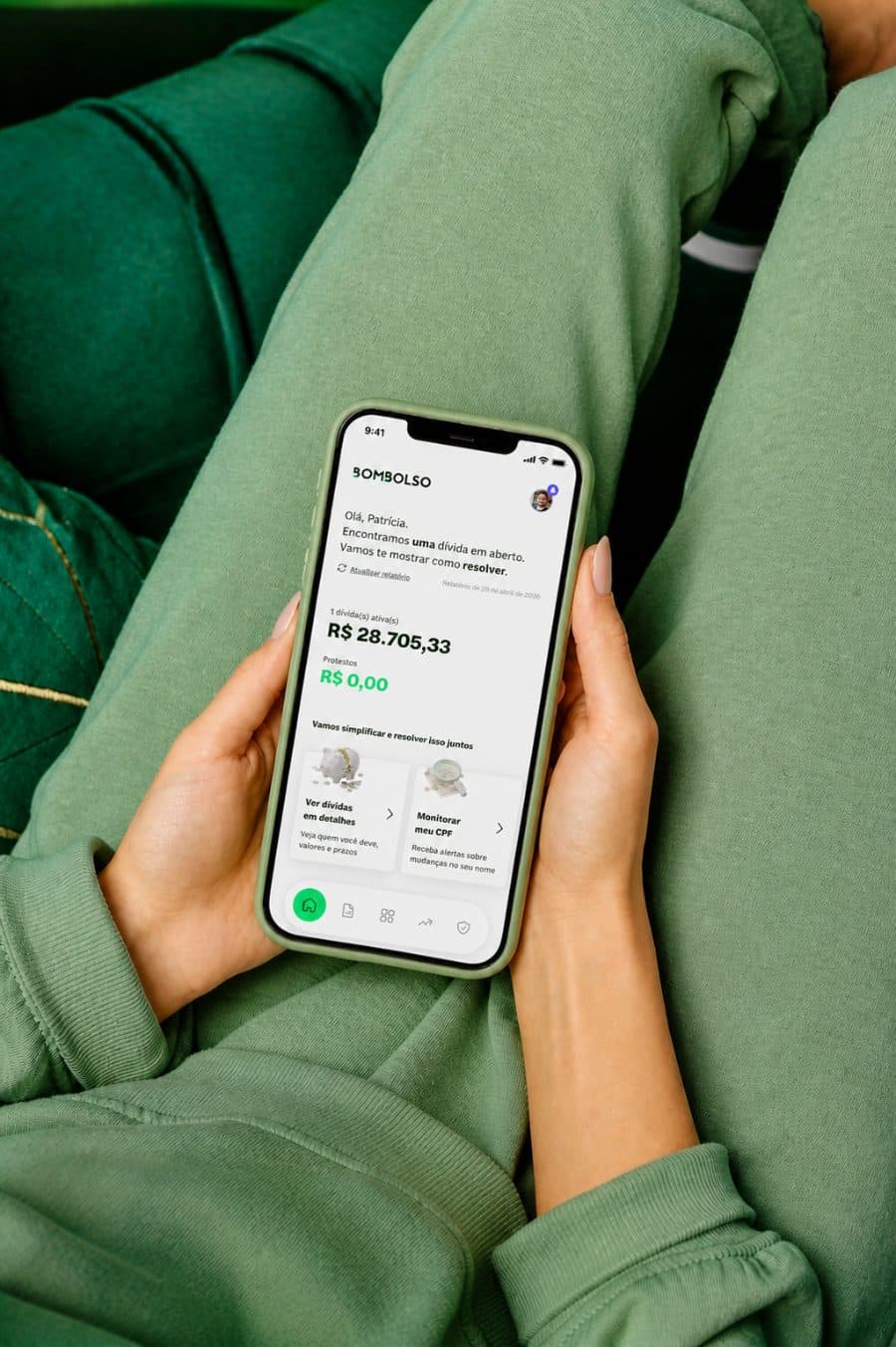 Pessoa consultando dívidas e protestos do CPF pelo app Bombolso no celular